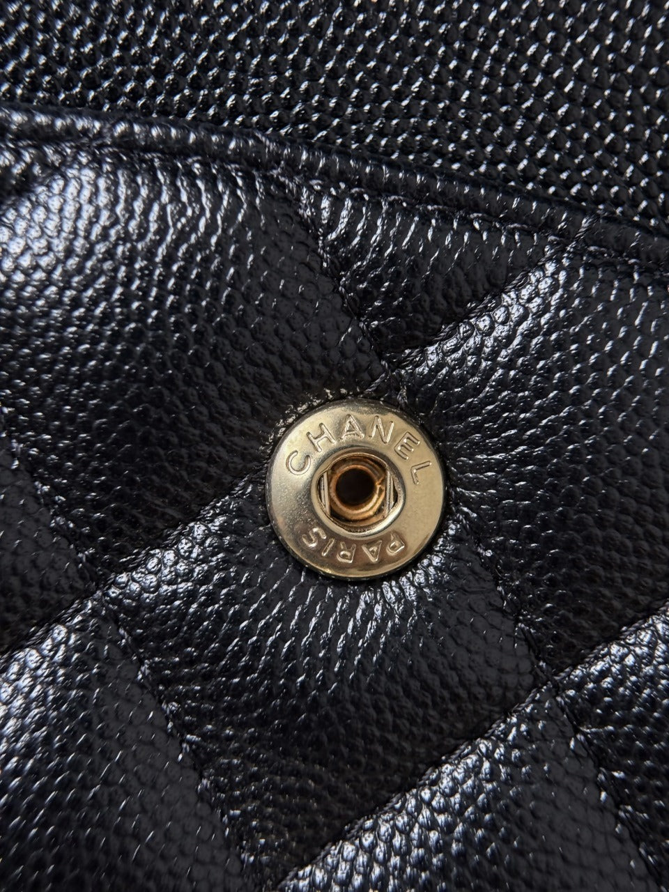 Bolsa Élan Matelassê Preta — detalhe da ferragem